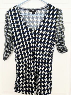 DKNY Navy, White & Yellow Diagonal-Pattern V-Neck Top size S